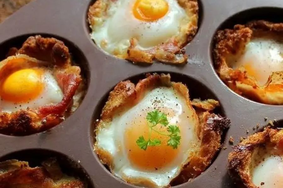 Baconben sült tojás muffinformában – Gyors és ínycsiklandó reggeli ötlet